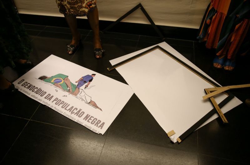 Deputado do PSL quebra peça de exposição sobre Consciência Negra na Câmara