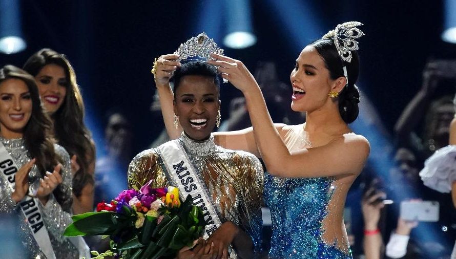 Negra, Zozibini Tunzi, Miss África do Sul, é eleita Miss Universo 2019