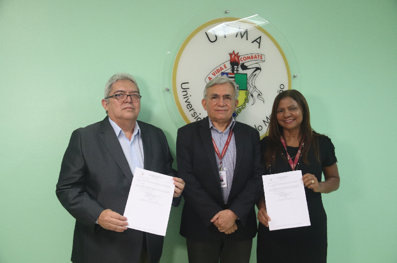 Reitor empossa os diretores da Rádio Universidade e da Biblioteca Integrada