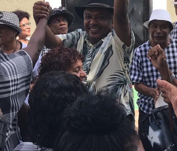 Comunicador Juarez Sousa tem recepção calorosa na Central da Baixada, pelo Bloco Fuzileiros da Fuzarca