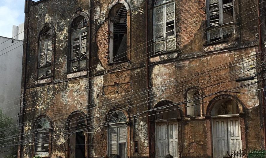 Prédio histórico se deteriora e pode sucumbir