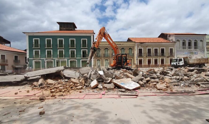 ENFIM  DERRUBARAM O ABRIGO DO LARGO DO CARMO
