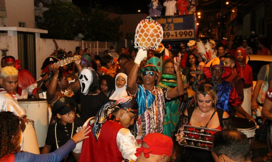 Batucada tradicional do bloco Os Foliões em live
