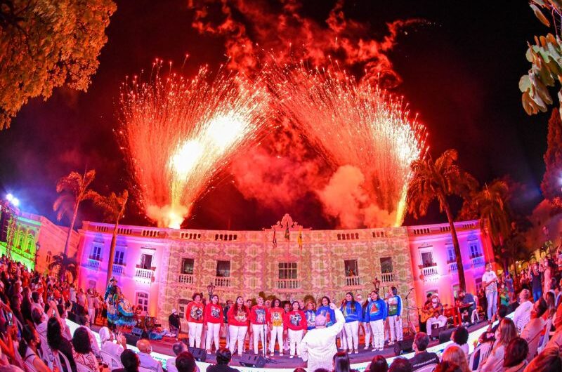 Ludovicenses celebram aniversário de 409 anos de São Luís em frente ao Palácio de La Ravardière