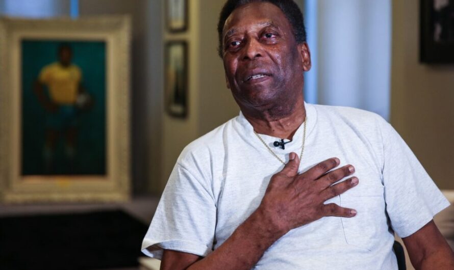 Pelé recebe alta e deixa hospital em São Paulo após um mês internado
