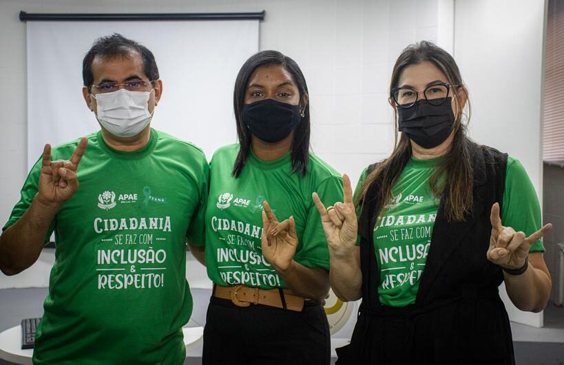 COLABORADORES DA APAE DE SÃO LUÍS RECEBEM CURSO DE LIBRAS