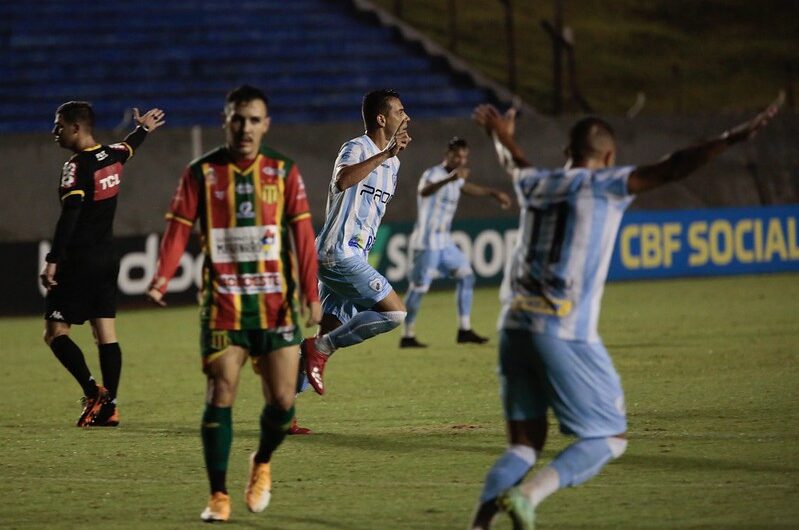 Sampaio Corrêa sofre “apagão”, perde de virada para o Londrina e liga sinal de alerta na Série B