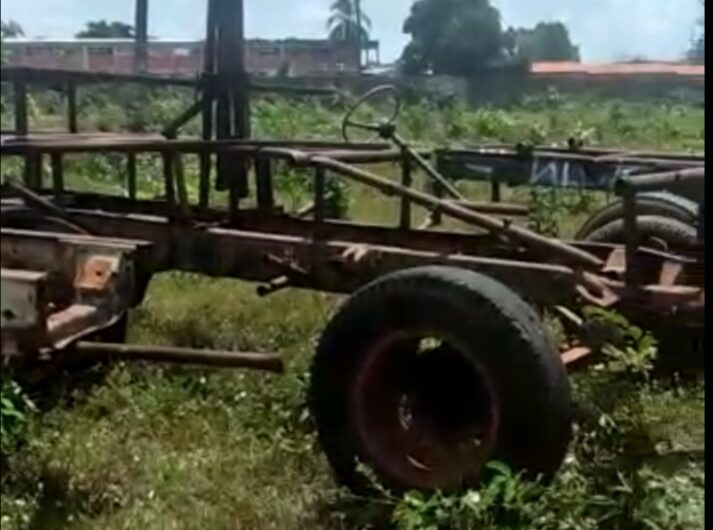 NEM BUMBA BOI, NEM BOIADA – Dois parques destruídos e dezenas de carros alegóricos jogados no matagal