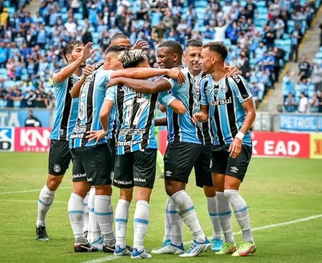 Grêmio vence o lanterna CRB e assume a liderança da Série B