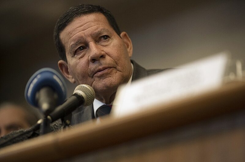 Mourão defende Viagra com dinheiro público para militares ‘velhinhos’