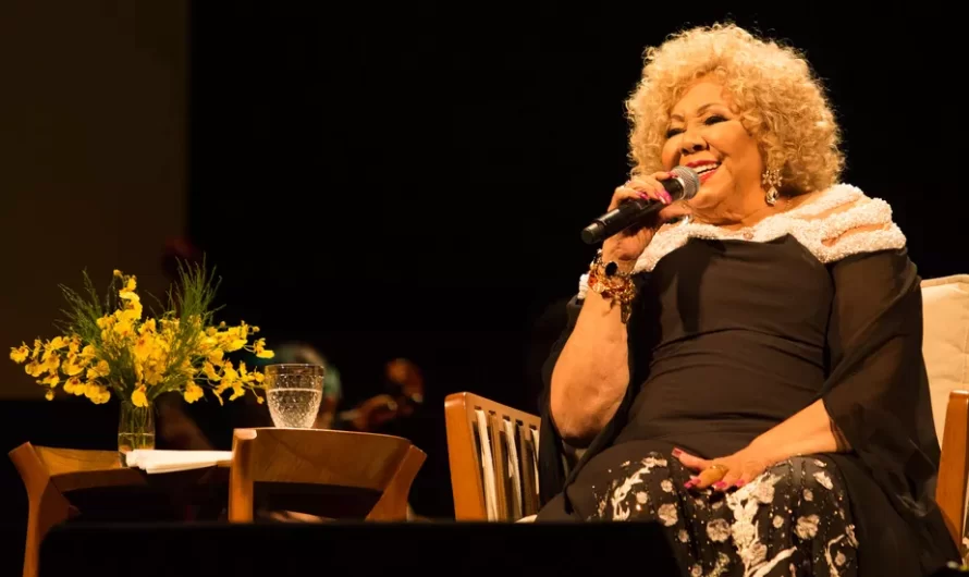 Alcione resume 50 anos de carreira em show com orquestra e com total fidelidade à alma da artista