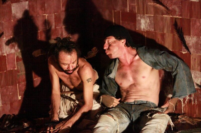 Espetáculo Velhos Caem do Céu como Canivetes é atração deste sábado na programação de férias do Teatro Sesc