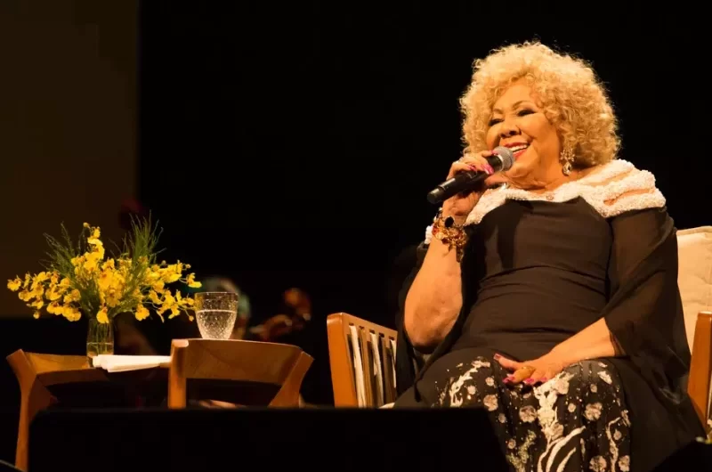 Alcione adia shows para se recuperar de cirurgia; artista segue na fisioterapia: ‘Médicos solicitaram’