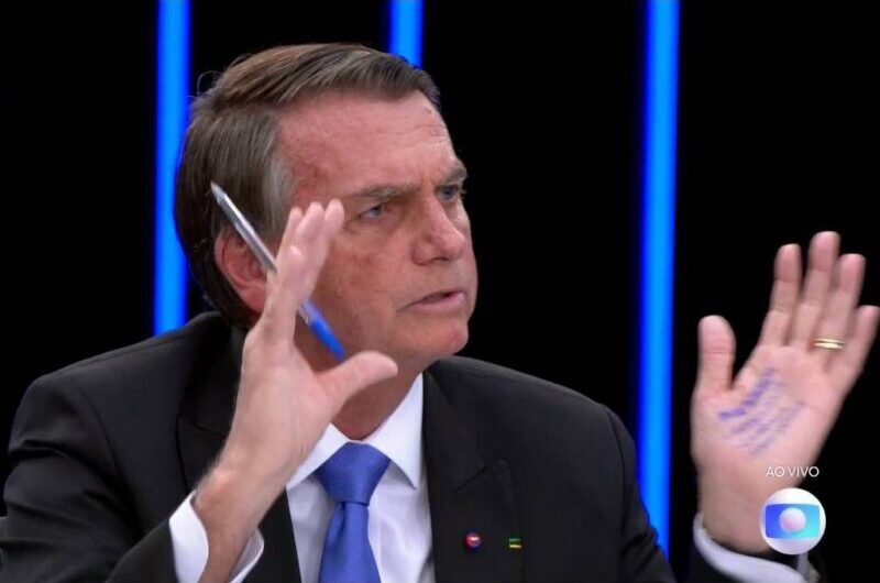 Bolsonaro repete 2018 e leva ‘cola’ na mão para entrevista ao JN