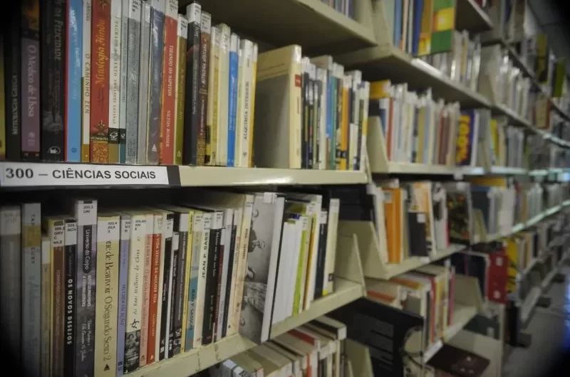 Escolas descumprem lei federal e mantêm bibliotecas sucateadas: ‘Desolador”