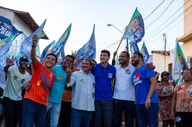 Fernando Braide apresenta propostas aos moradores da Cidade Operária durante caminhada