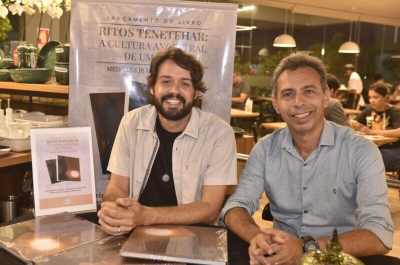 SESSÃO DE AUTÓGRAFOS DE MEIRELES JR. E TACIANO BRITO