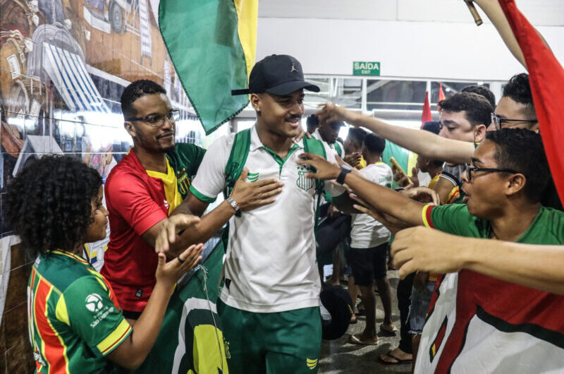 Sampaio segue viagem cercado pelo carinho da torcida