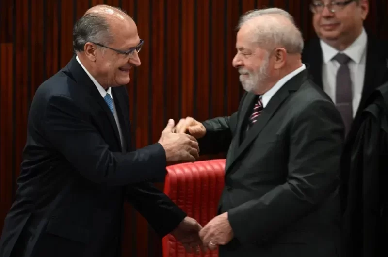 Lula e Alckmin são diplomados pelo TSE