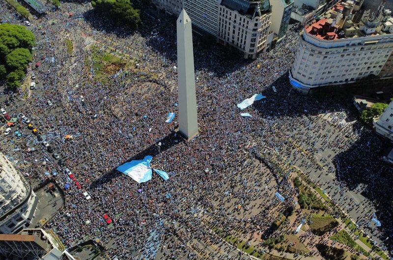 Argentinos tomam ruas para celebrar conquista da Copa do Mundo e exaltam time campeão