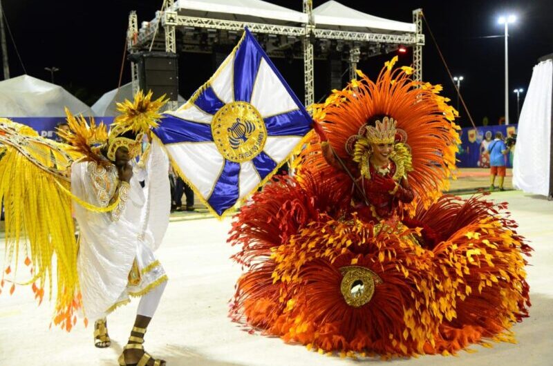 Primeiro dia de desfile das escolas de samba agita a Passarela do Samba Chico Coimbra