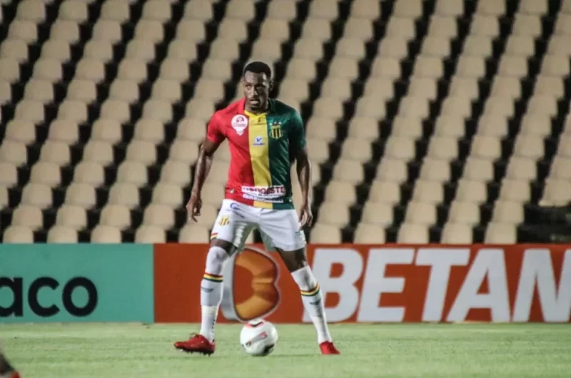Sampaio afasta Allan Godói e suspende contrato do jogador após denúncia de manipulação de resultados