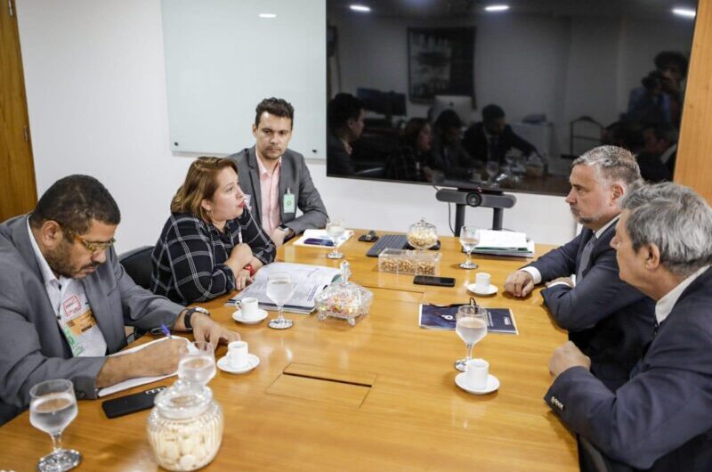 FENAJ entrega pauta dos jornalistas ao ministro Paulo Pimenta