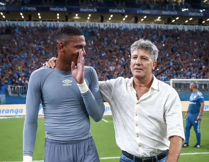 Grêmio consegue virada épica no tempo normal, bate Ypiranga nos pênaltis e vai à final do Gauchão