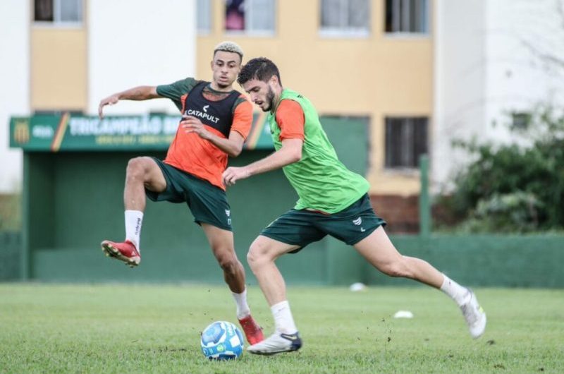 Sampaio dispensa mais três