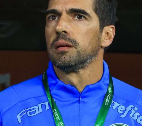 Abel Ferreira se emociona em declaração de amor ao Palmeiras e diz ter tido uma arritmia neste ano