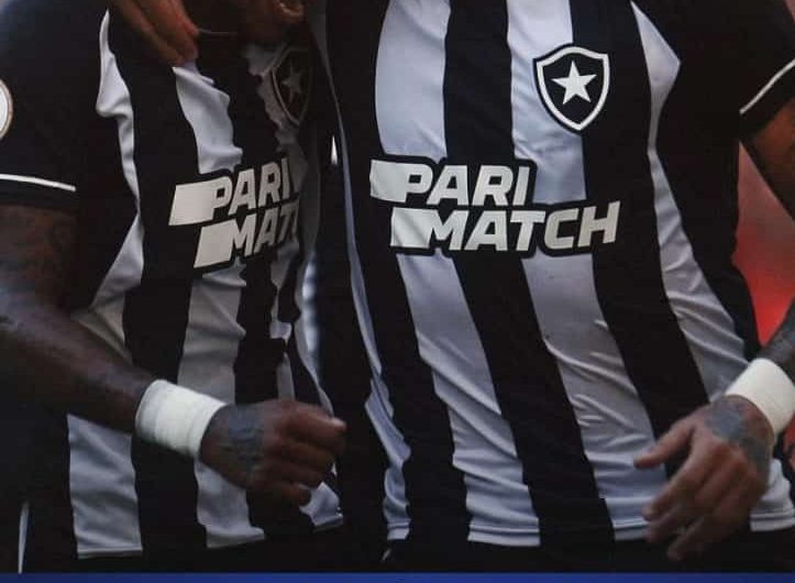 Botafogo vence Flamengo e vira líder do Brasileirão