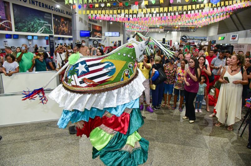 Turistas são recepcionados com apresentações juninas no desembarque em São Luís