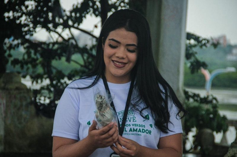 Poetisa maranhense Emanoely Santos tem poema publicados em projeto nacional