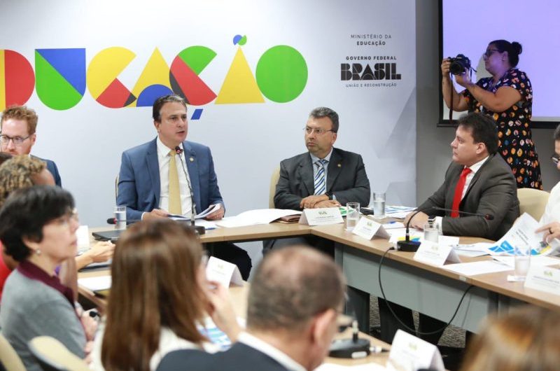 Felipe Camarão participa de reunião com o ministro Camilo Santana, em Brasília
