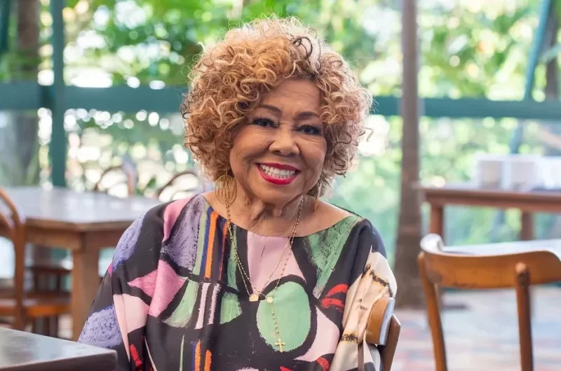 Aos 75 anos, Alcione diz que não abre mão da vaidade e conta que doa parte de suas roupas a transformistas