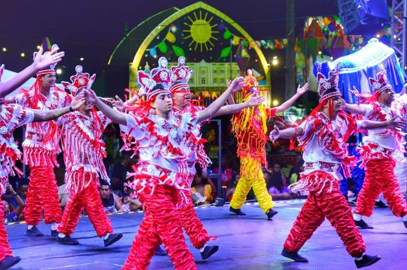 Público se diverte em mais uma noite no Arraial da Cidade, na Maria Aragão