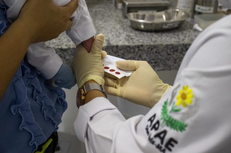 Ação da APAE e CEST no Dia Nacional de Teste do pezinho