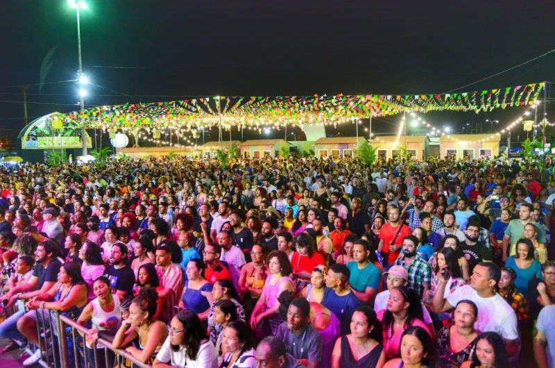 Público se diverte em mais uma noite no Arraial da Cidade, na Maria Aragão