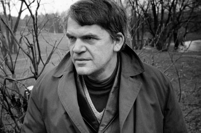 Morre Milan Kundera, autor de “A Insustentável Leveza do Ser”, aos 94 anos