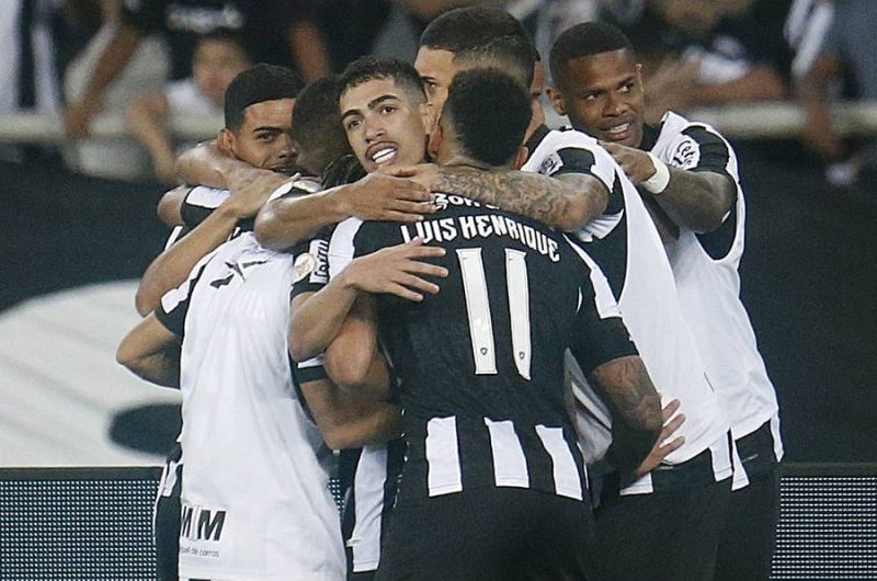 Botafogo vence Inter de virada e iguala melhor campanha no 1º turno do Brasileiro