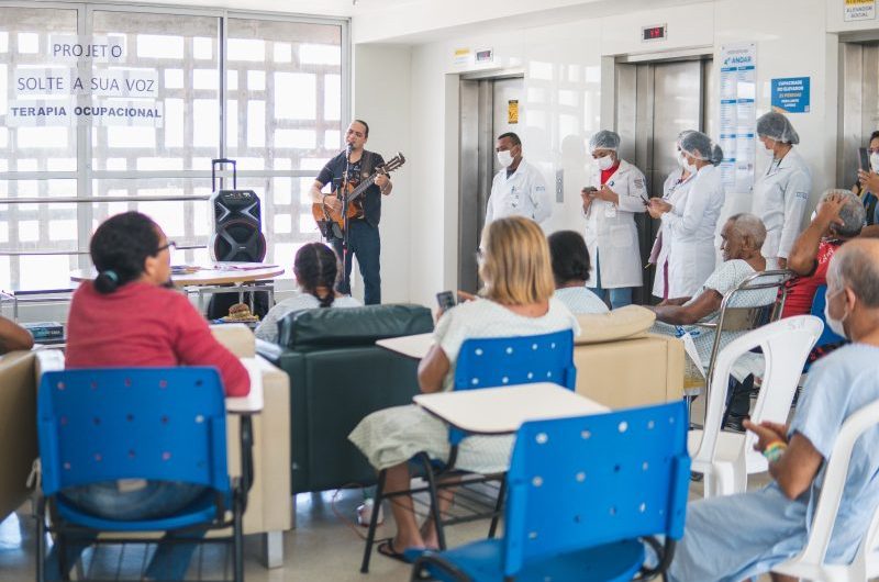 Pacientes tem sessão do projeto “Solte a sua voz” no Hospital Dr. Carlos Macieira