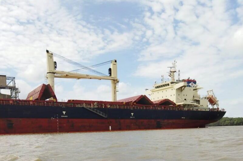 Discentes de Oceanografia da UFMA analisam água superficial no Estreito dos Coqueiros, em São Luís