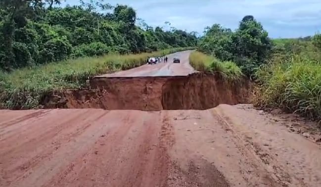 Voçoroca destrói e interrompe tráfego na BR-222 no interior do Maranhão; veja imagens