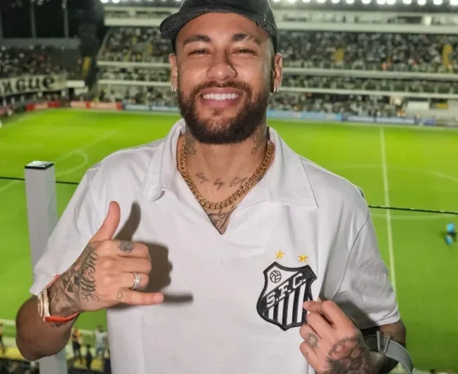 Neymar é ovacionado e vai ao vestiário da Vila antes da final entre Santos e Palmeiras