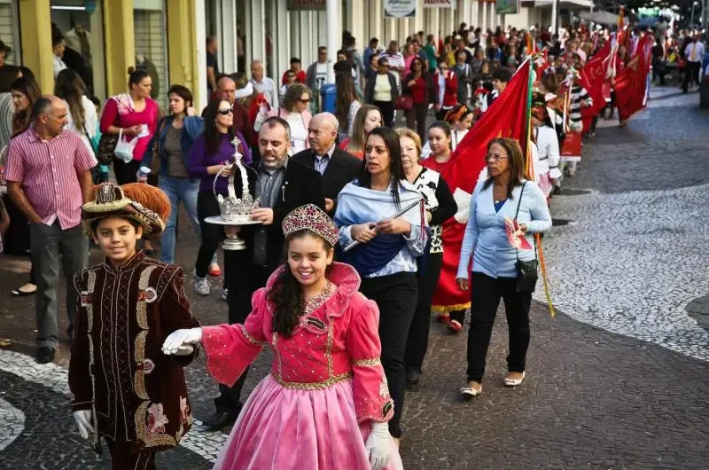 Cortejo só de mulheres em louvor ao Divino Espírito Santo, no Museu Casa de Nhozinho