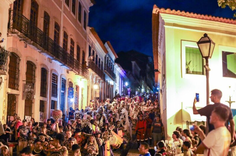 Cortejo com mais de 15 blocos tradicionais no Centro Histórico de São Luís abre a programação do Carnaval do Maranhão 2025