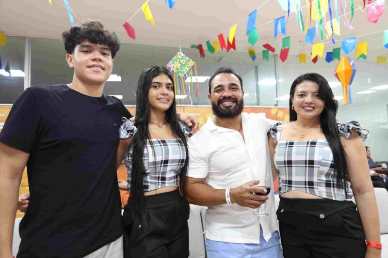 Fernando Lima da Maxx entre a família Luís Gustavo, Maria Alice e Aline