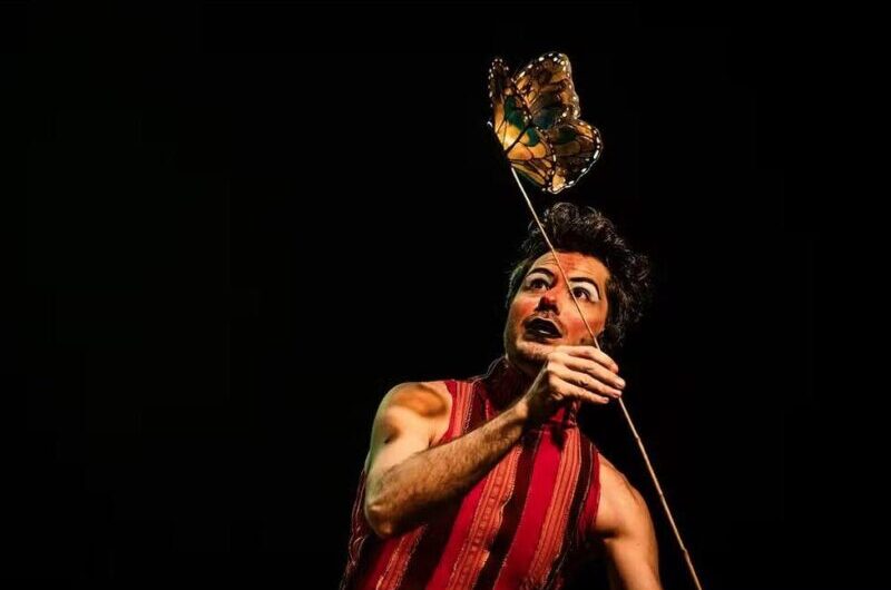 Espetáculo circense carioca reúne acrobacias com bambu e trapalhadas no palco do Teatro Sesc nesta sexta