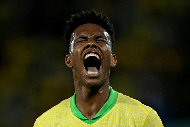 Brasil vence Chile (3-0) e assume vice-liderança das Eliminatórias