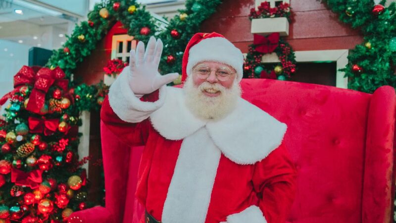 Papai Noel chega ao São Luís Shopping em cortejo animado para iniciar as celebrações natalinas